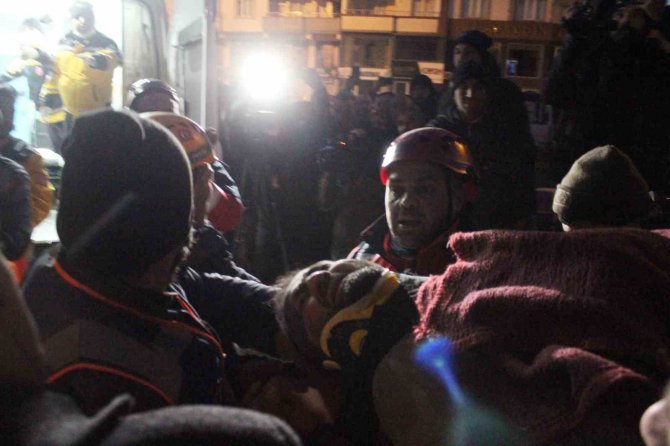 Enkazdan 3 Gün Sonra Sağ Olarak Kurtarıldı