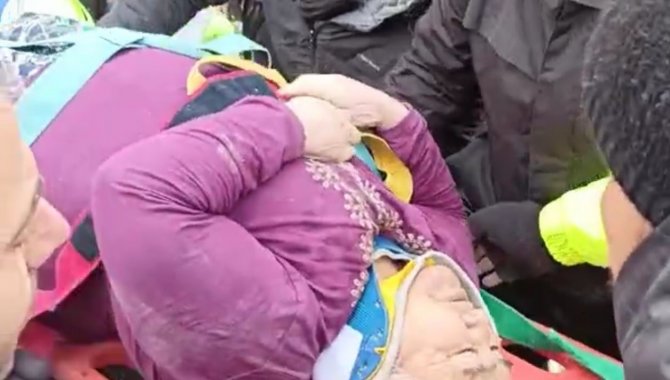 Kahramanmaraş’tan Bir Güzel Haber Daha, Bir Kadın Enkazdan Kurtarıldı