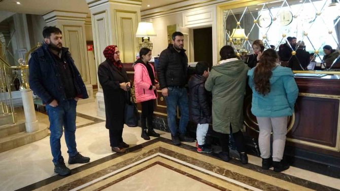 Yüzlerce Depremzede Van’daki Otellere Yerleştirildi