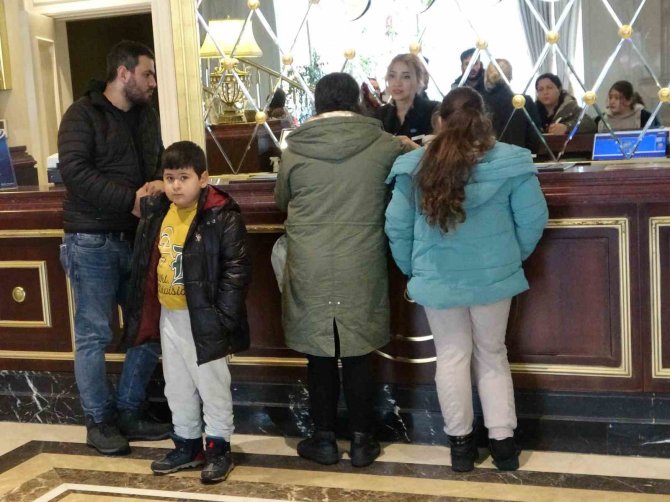 Yüzlerce Depremzede Van’daki Otellere Yerleştirildi