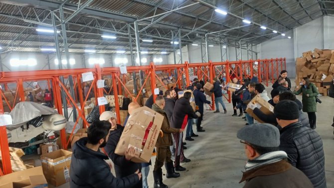Bir Elinde Baston, Bir Elinde Ördüğü Patiklerle Yardıma Koştu