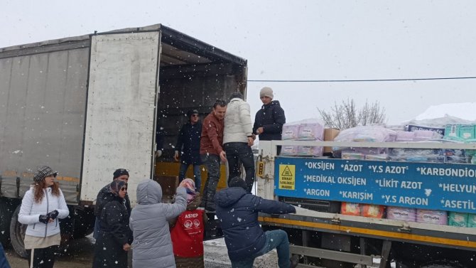 Bir Elinde Baston, Bir Elinde Ördüğü Patiklerle Yardıma Koştu