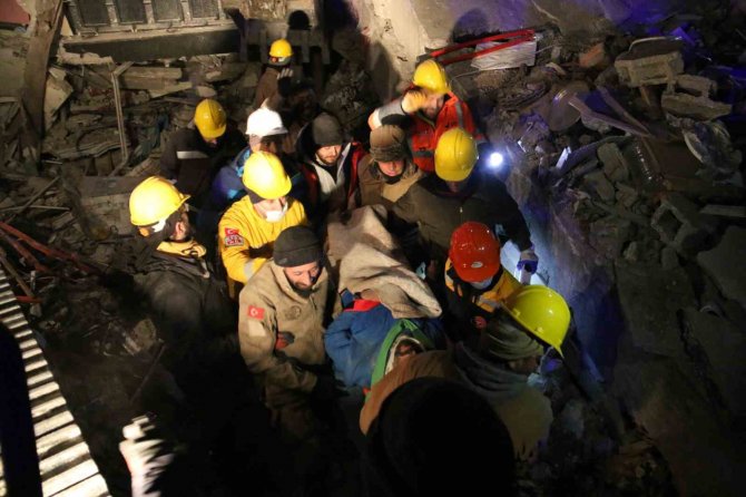 Kahramanmaraş’ta 65 Saat Sonra Bir Kişi Daha Enkazdan Sağ Kurtarıldı