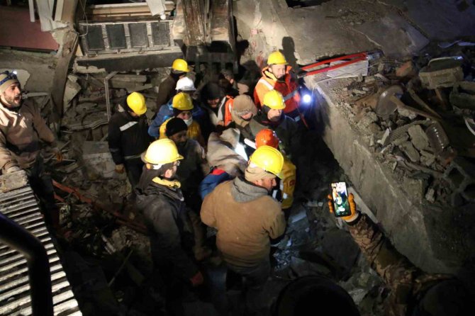 Kahramanmaraş’ta 65 Saat Sonra Bir Kişi Daha Enkazdan Sağ Kurtarıldı