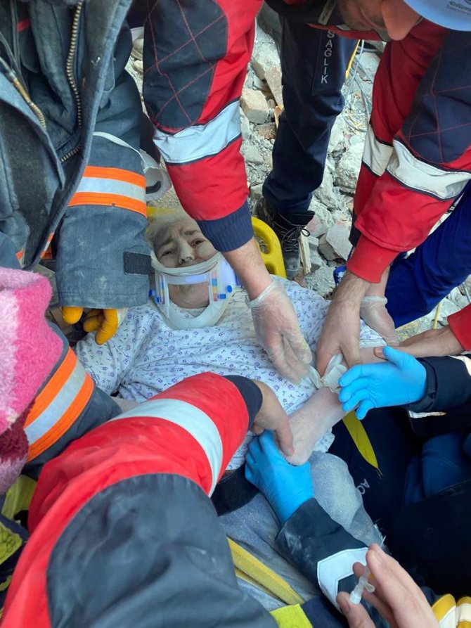 84 Yaşındaki Fatma Teyze 62 Saat Sonra Enkazdan Sağ Çıkartıldı