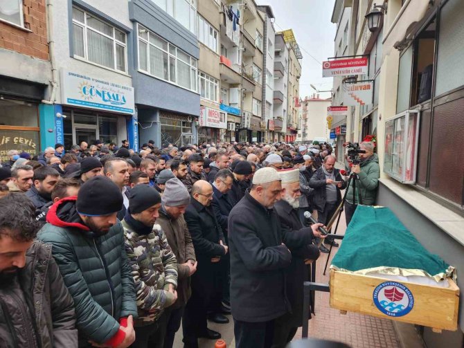 Depremde Hayatını Kaybeden Mücahit Akbayrak Memleketi Trabzon’da Son Yolculuğuna Uğurlandı