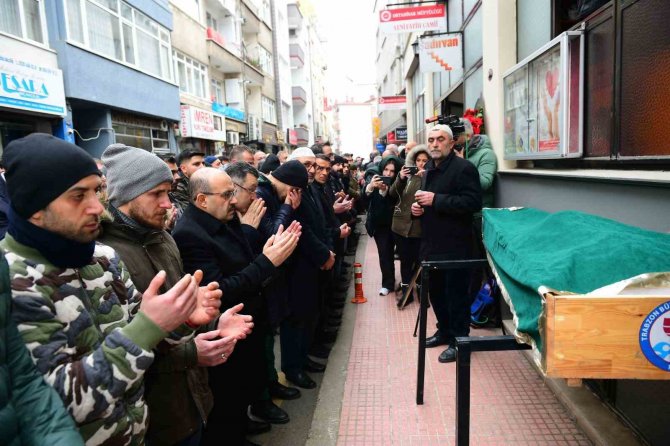 Depremde Hayatını Kaybeden Mücahit Akbayrak Memleketi Trabzon’da Son Yolculuğuna Uğurlandı