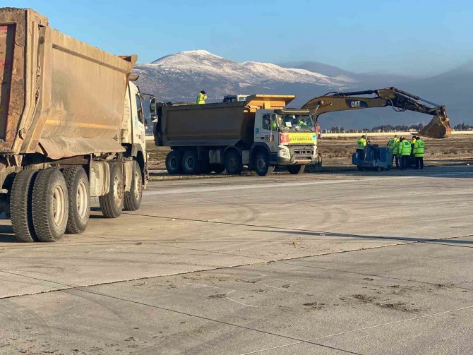 Hatay Havalimanı Pistini Onarım Çalışmalarına Başlandı