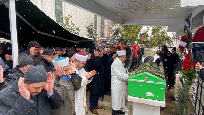 Eşi Ve Çocuğuyla Birlikte Enkaz Altında Can Vermişti, Kocaeli’de Son Yolculuğuna Uğurlandı