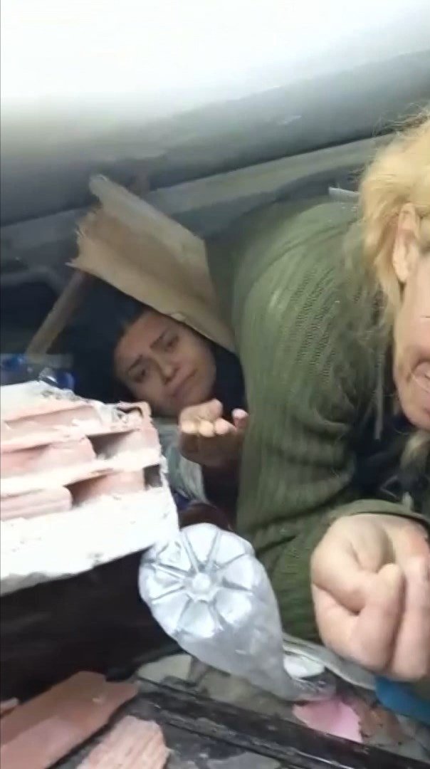 Depremden 50 Saat Sonra Gelen Mutluluk: 1 Çocuk, 2 Kadın Enkazdan Böyle Kurtarıldı