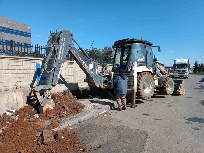 Manisa Büyükşehir’den Deprem Bölgesinde Arama-kurtarma Ve Altyapı İçin Yoğun Çalışma