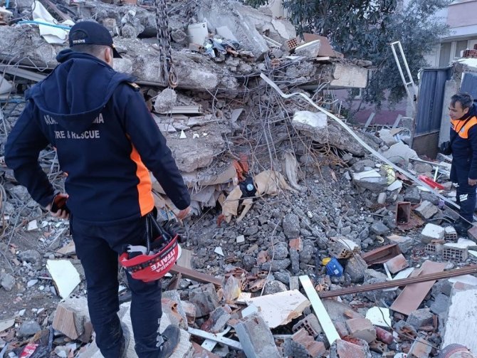 Manisa Büyükşehir’den Deprem Bölgesinde Arama-kurtarma Ve Altyapı İçin Yoğun Çalışma