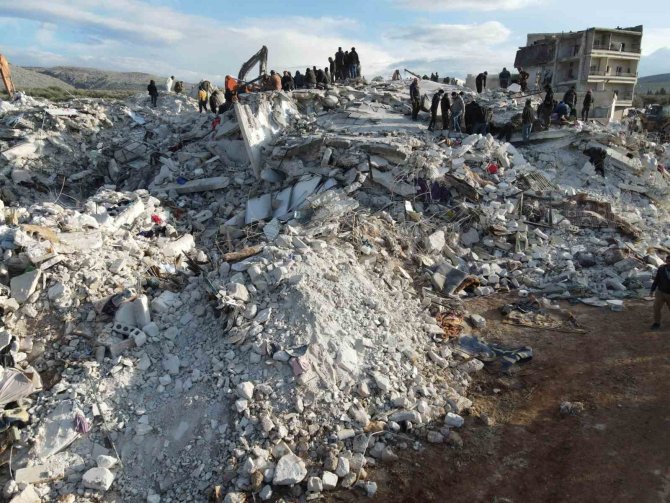 İ̇dlib’de Enkaz Altındaki Arama Kurtarma Çalışmaları Sürüyor