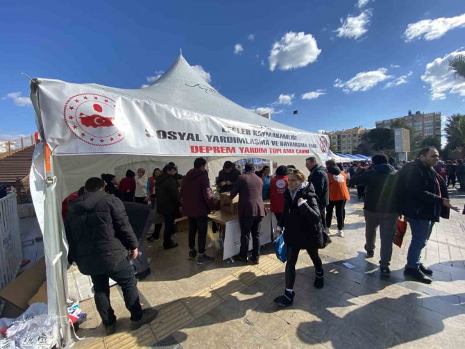 Atatürk Kent Meydanı’ndaki Yardım Yoğunluğu Her Geçen Gün Artıyor