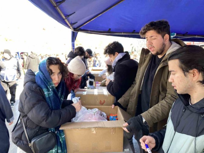 Atatürk Kent Meydanı’ndaki Yardım Yoğunluğu Her Geçen Gün Artıyor