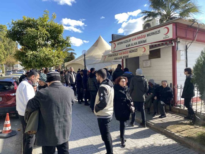 Aydınlılar Depremzedeler İçin Kan Bağışı Sırasına Girdi