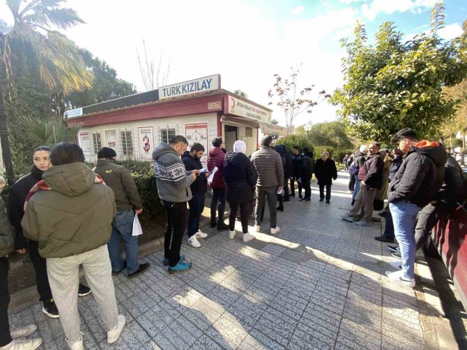 Aydınlılar Depremzedeler İçin Kan Bağışı Sırasına Girdi