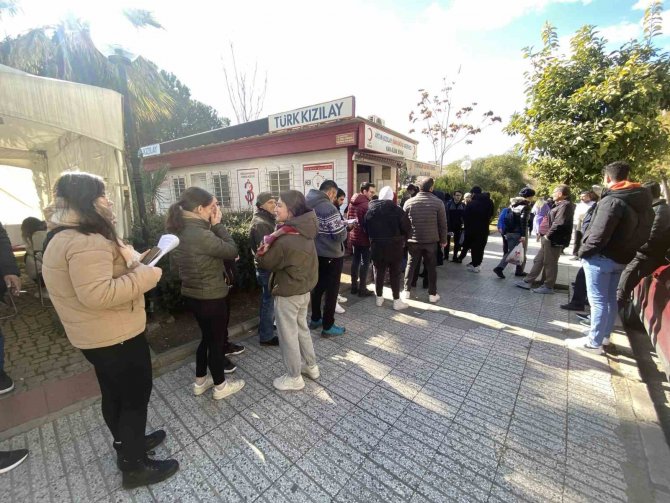Aydınlılar Depremzedeler İçin Kan Bağışı Sırasına Girdi
