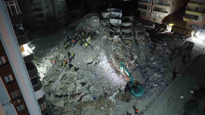 Ekim Apartmanı’nda Kurtarma Çalışması Başlatıldı
