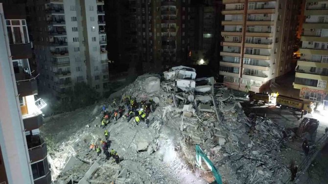 Ekim Apartmanı’nda Kurtarma Çalışması Başlatıldı