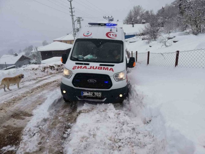 Kara Saplanan Ambulansı Karla Mücadele Ekipleri Kurtardı