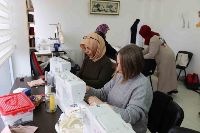 Safranbolulu Kadınlar Depremzedeler İçin Kıyafet Dikiyor