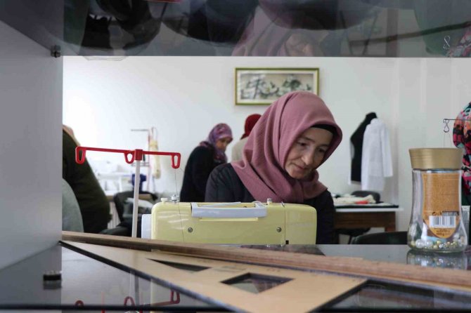 Safranbolulu Kadınlar Depremzedeler İçin Kıyafet Dikiyor