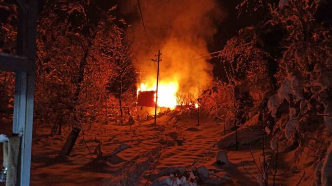 Kastamonu’da İki Katlı Ahşap Ev Yangında Kullanılamaz Hale Geldi