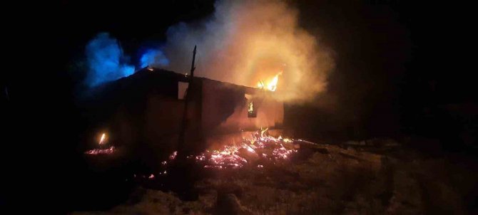 Kastamonu’da İki Katlı Ahşap Ev Yangında Kullanılamaz Hale Geldi