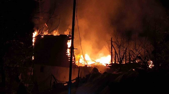 Kastamonu’da İki Katlı Ahşap Ev Yangında Kullanılamaz Hale Geldi