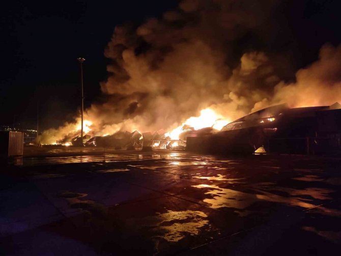 Büyükşehir İ̇tfaiyesi İ̇skenderun Limanı’nda Yangınla Mücadele Ediyor