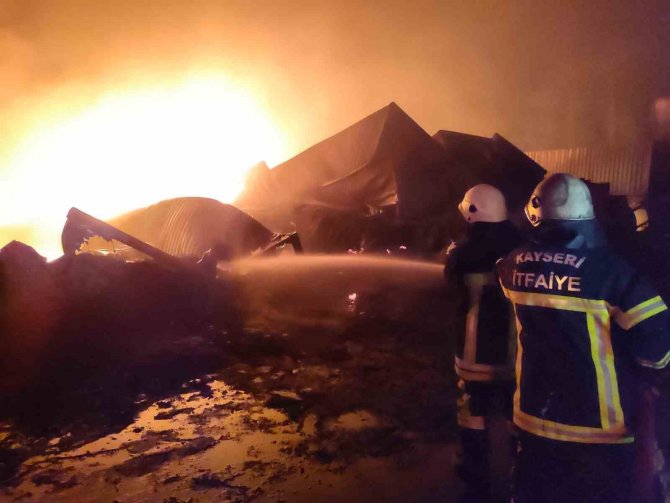 Büyükşehir İ̇tfaiyesi İ̇skenderun Limanı’nda Yangınla Mücadele Ediyor