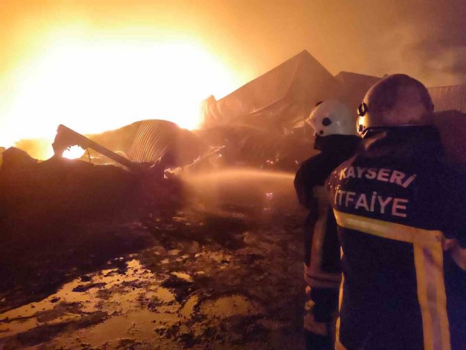 Büyükşehir İ̇tfaiyesi İ̇skenderun Limanı’nda Yangınla Mücadele Ediyor