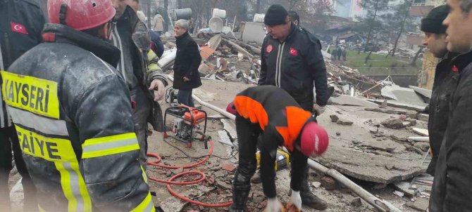 Kayseri Büyükşehir’in Deprem Bölgesine Destek Sayısı 237 Araç, 362 Personel Çıktı