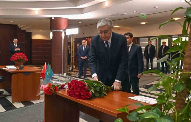 Kazakistan Cumhurbaşkanı Tokayev, Türkiye’deki Depremzedeler İçin Taziye Defterini İmzaladı