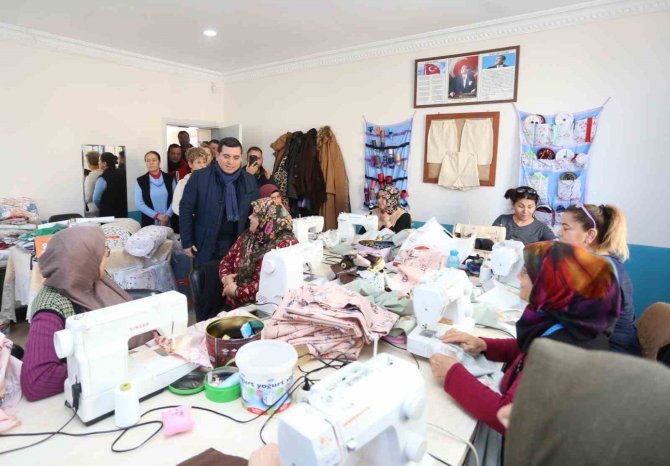 Depremzedelere Yorgan Ve Yastık Dikiyorlar