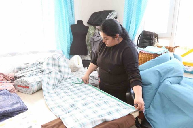 Depremzedelere Yorgan Ve Yastık Dikiyorlar