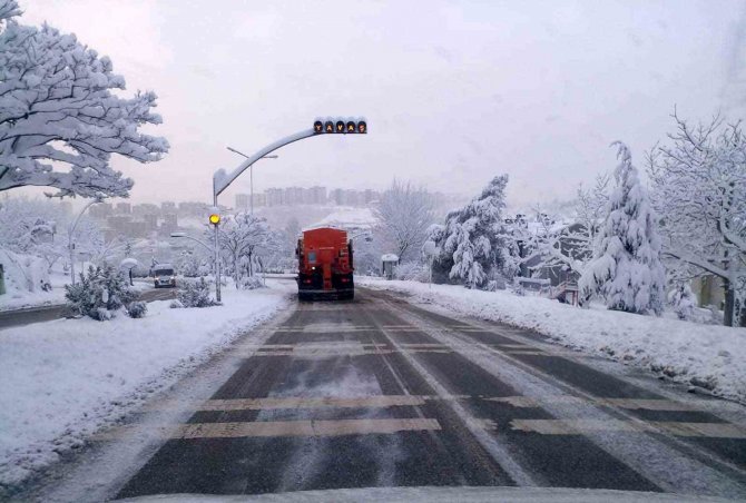 Karla Mücadele Ekipleri 275 Araç Ve 730 Personelle Kar Mesaisinde