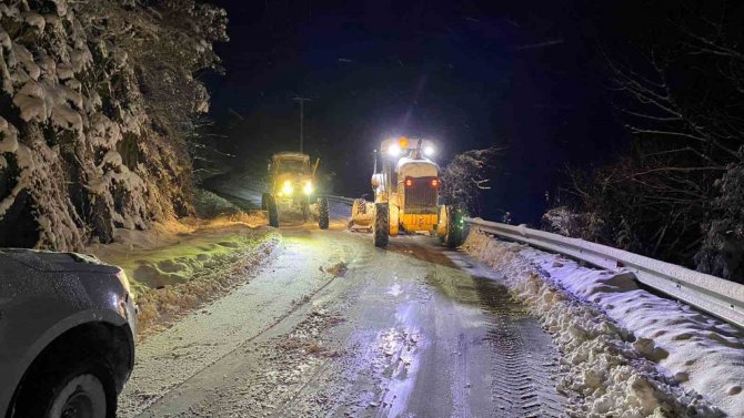 Karla Mücadele Ekipleri 275 Araç Ve 730 Personelle Kar Mesaisinde
