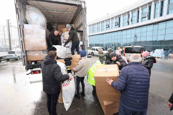 Kocaeli Halkı Yardımını Kesmiyor, 4 Tır Daha Yola Çıktı