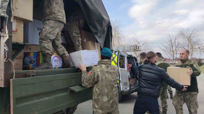 Kosova’da Türkiye İçin Toplanan Yardımlara Mehmetçik’ten Destek