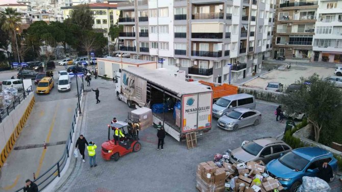 Kuşadası Depremzedeler İ̇çin Seferber Oldu
