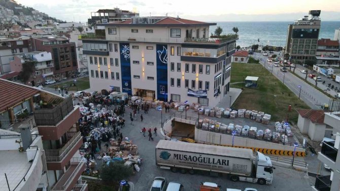 Kuşadası Depremzedeler İ̇çin Seferber Oldu