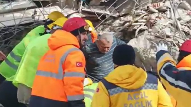 Madenci Ve İtfaiye İşbirliğiyle Enkazdan Sağ Olarak Çıkarıldı