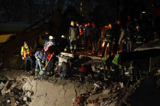 Malatya’da -3 Derecede Enkaz Altında Çalışmalar Devam Ediyor
