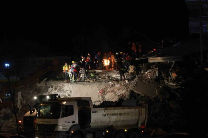 Malatya’da -3 Derecede Enkaz Altında Çalışmalar Devam Ediyor