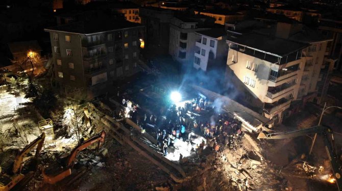Malatya’da Ekiplerin Gece Çalışması Havadan Görüntülendi