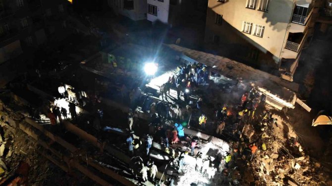 Malatya’da Ekiplerin Gece Çalışması Havadan Görüntülendi