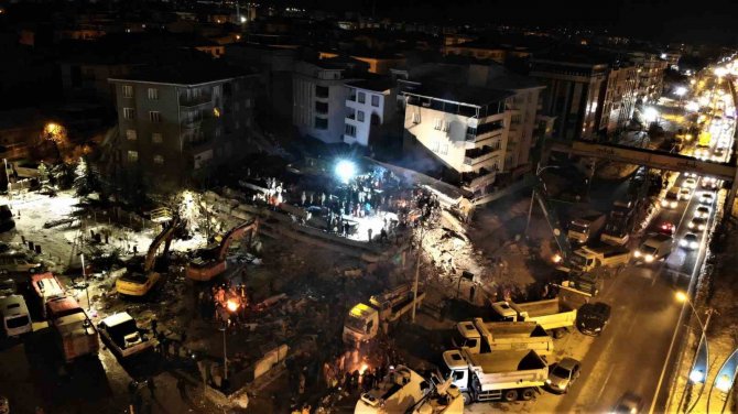 Malatya’da Ekiplerin Gece Çalışması Havadan Görüntülendi
