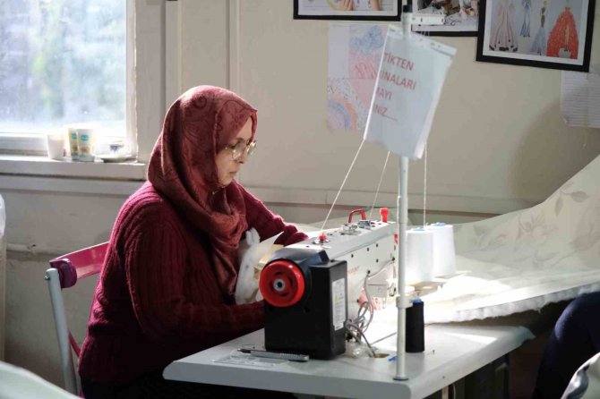 Öğretmen Ve Öğrenciler Depremzedeler İçin Battaniye Dikiyor